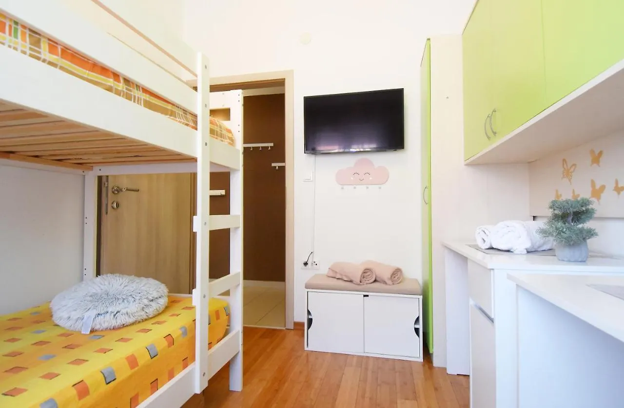 Beautiful Apartment Butterfly With Free Parking Pula