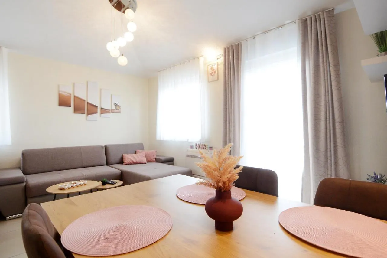 Beautiful Apartment Butterfly With Free Parking Pula