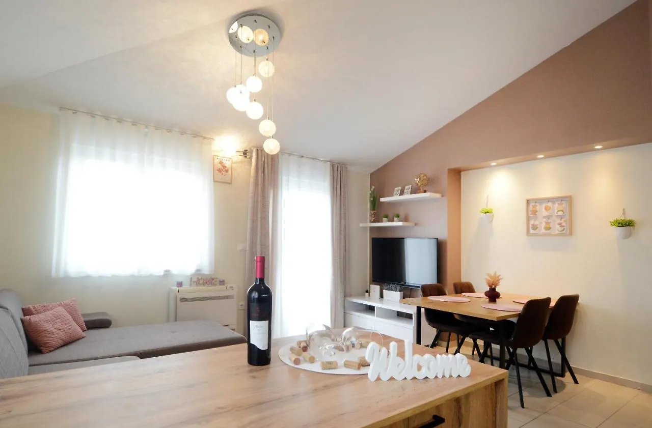Beautiful Apartment Butterfly With Free Parking Pula Croatia