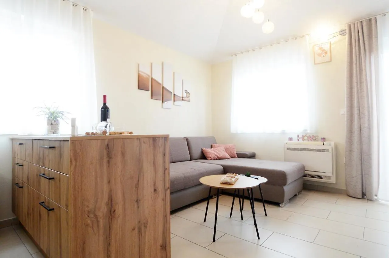 Beautiful Apartment Butterfly With Free Parking Pula