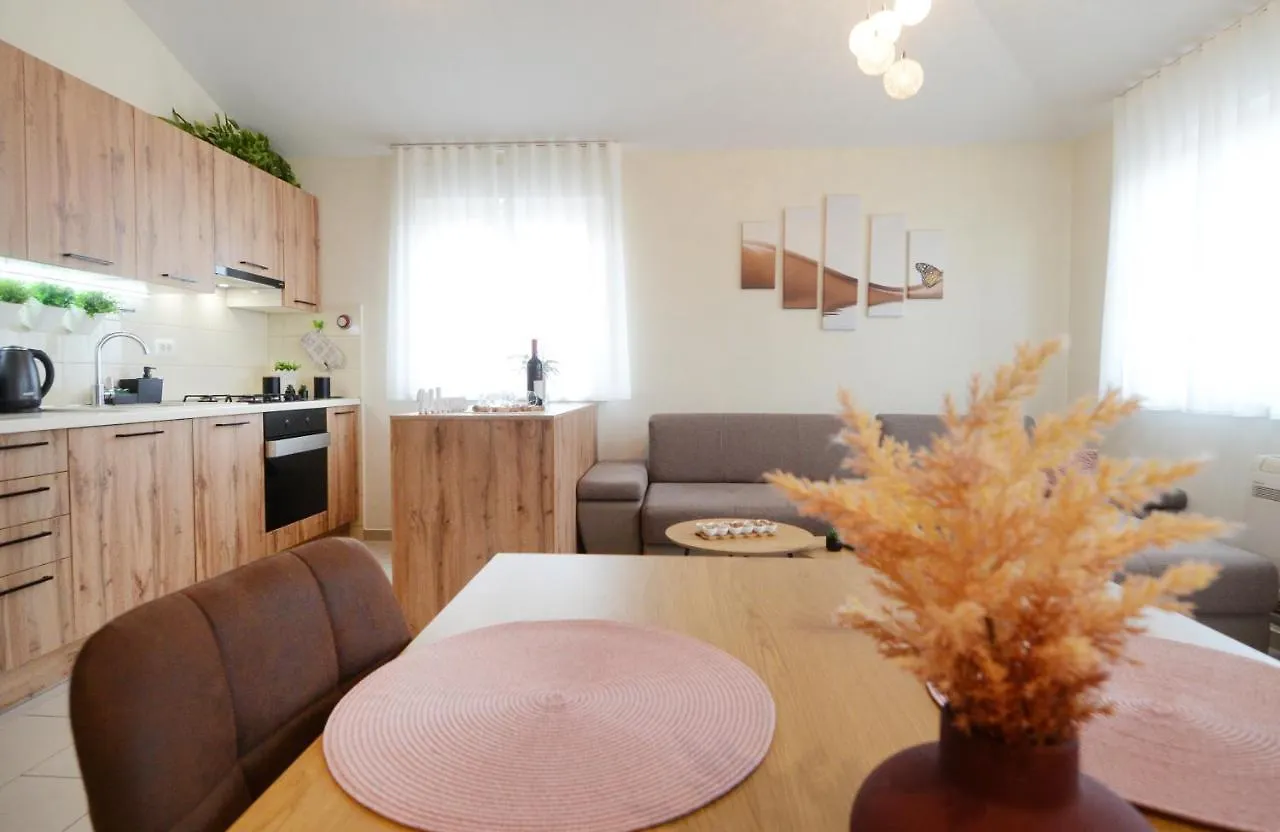 Beautiful Apartment Butterfly With Free Parking Pula